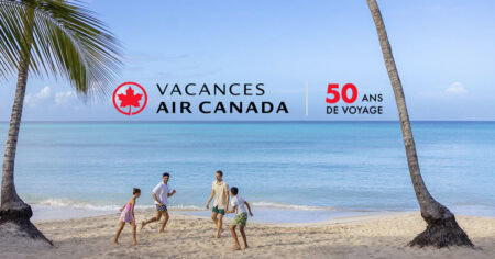 Une famille s'amuse sur une plage tropicale, avec un logo de Vacances Air Canada